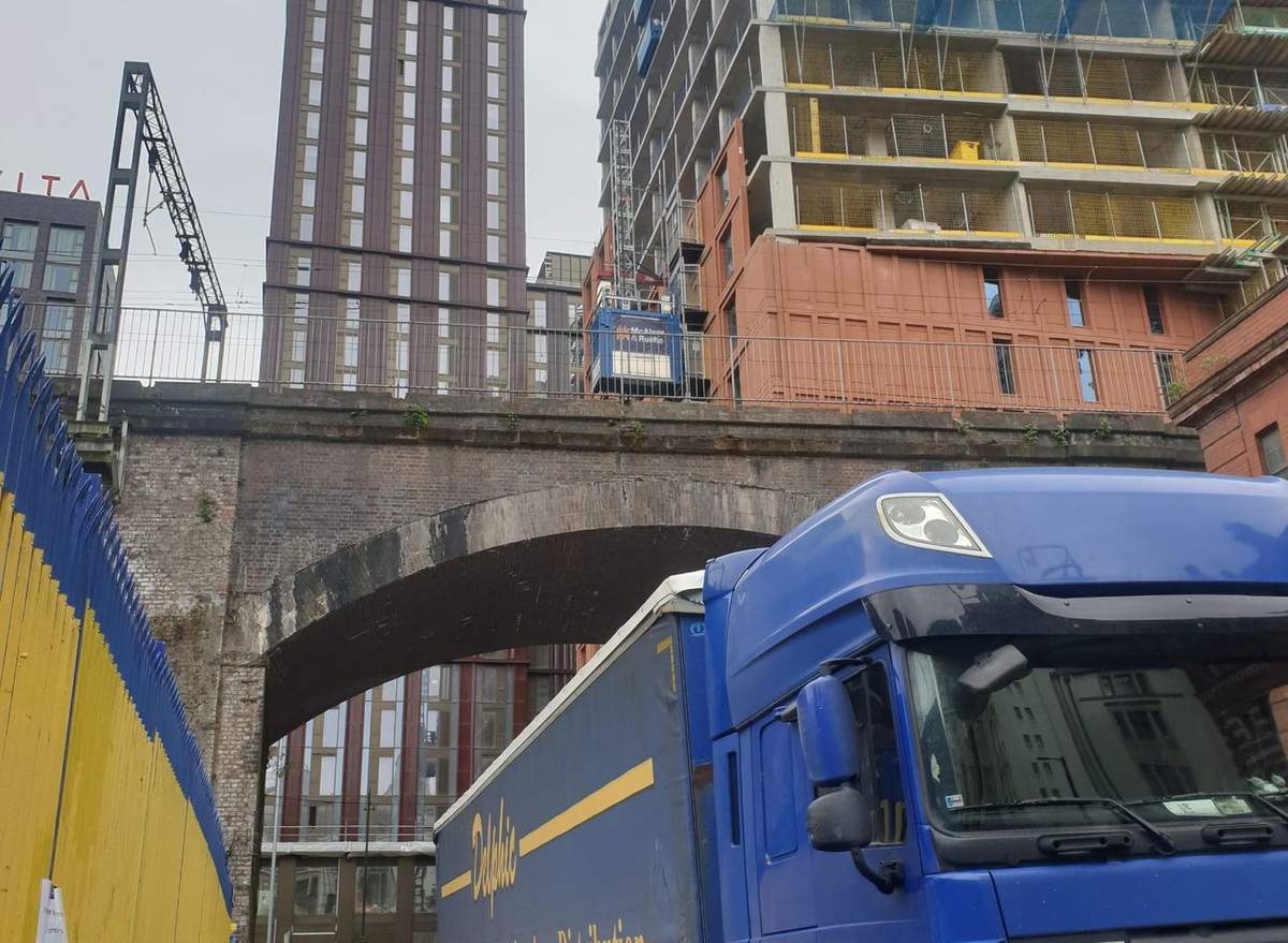 Delphic DAF making a city centre delivery beneath the railway arches